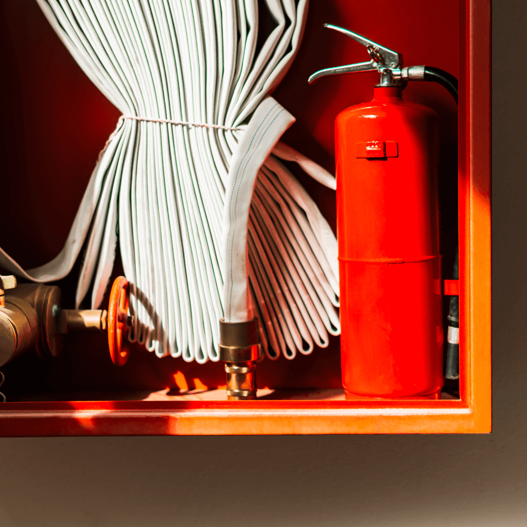 Equipamiento esencial contra incendios para empresas